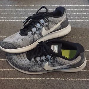 Nike free run sneakers, only worn twice!